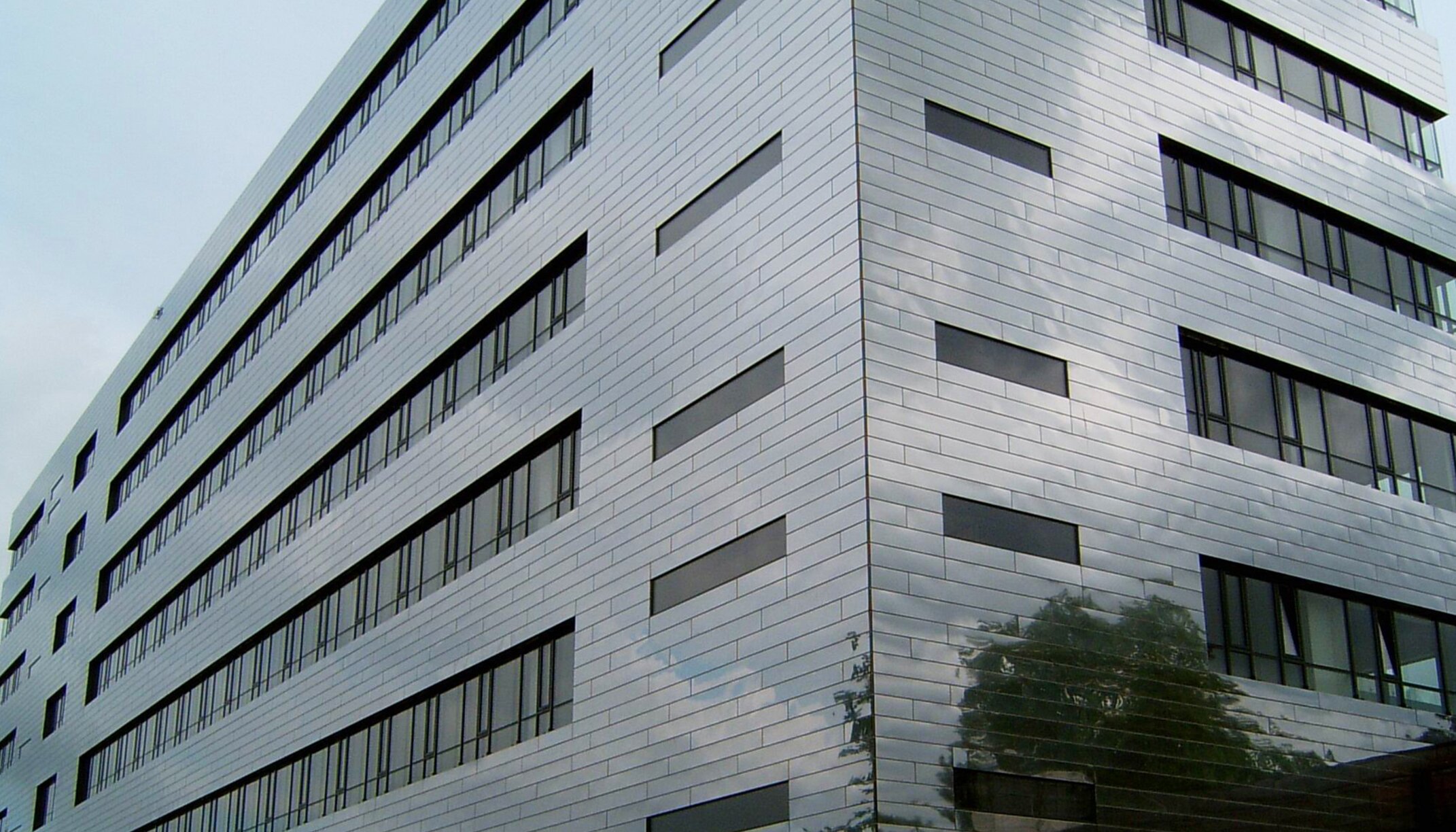 "Fronhofer Galeria"; innovative metal panels made of stainless steel