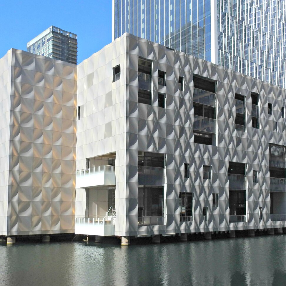 "Heron Quay Pavilion"; exclusice facade with 3D effect on the thames