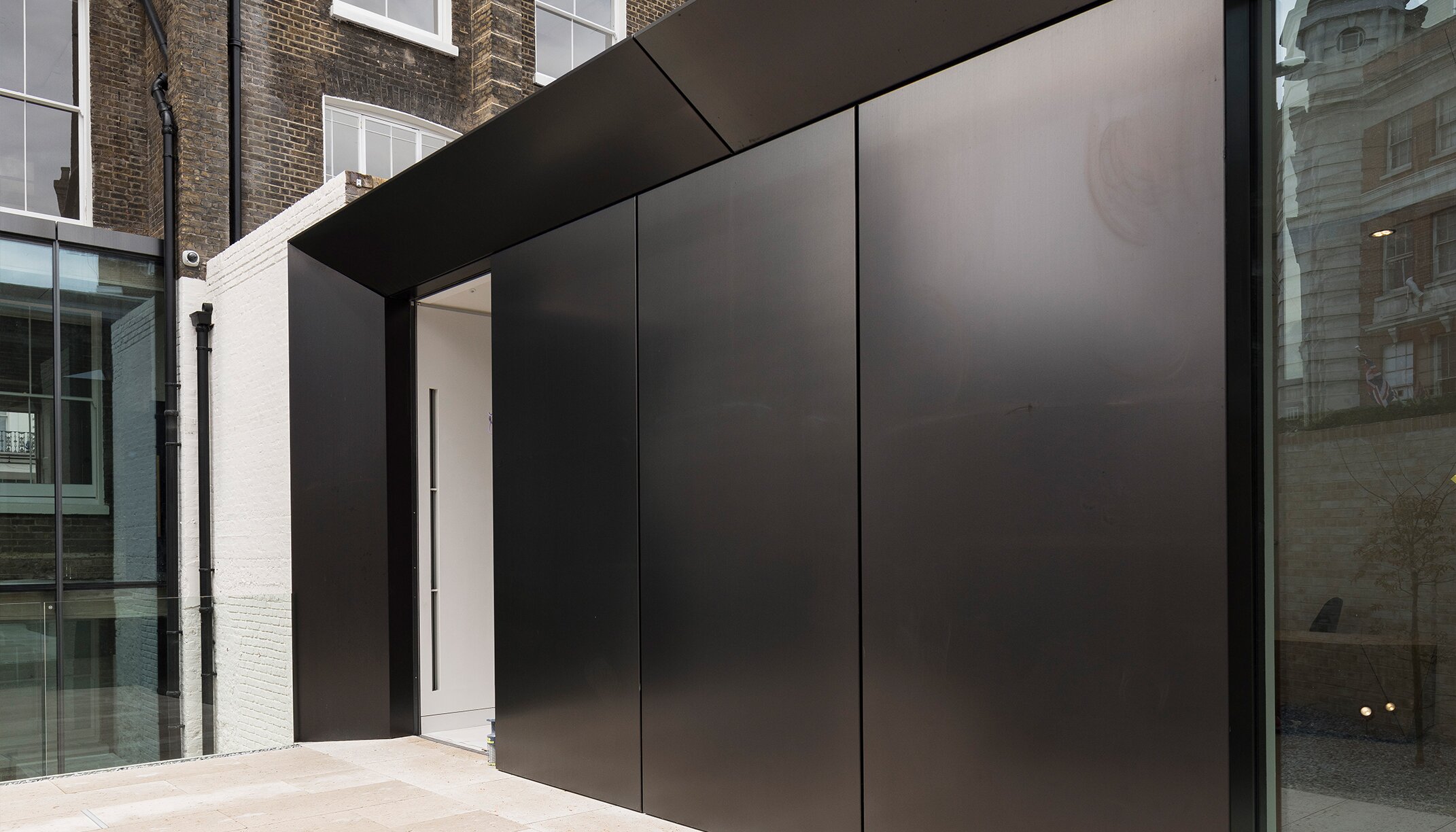 "Cromwell Place"; environment-friendly stainless steel panels | © Matt Chisnall