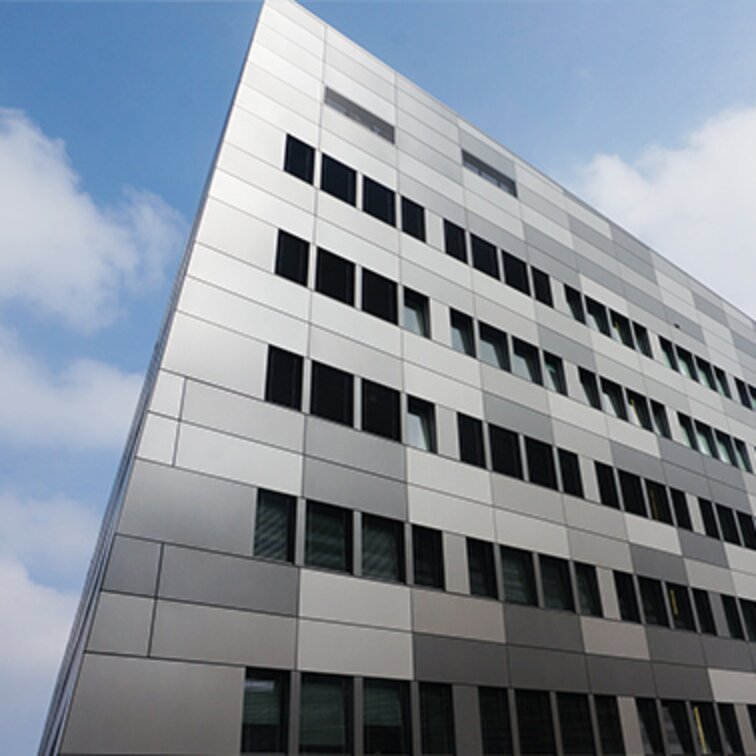 Quadratische Ansicht "Casa Altra"; ausergewöhnliche Architekturhüllen aus Aluminium