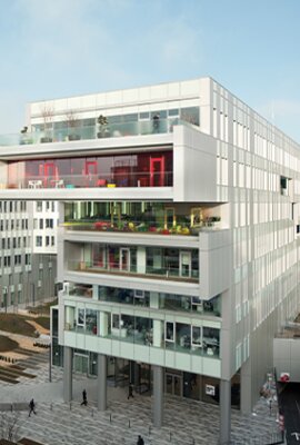 Quadratische Ansicht "Campus SFR"; Fassadengestalltung mit POHL Duranize Neutral und Champagne | © Èric Sempé