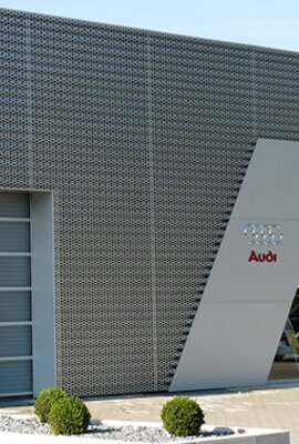 Square view "Audizentrum"; unobtrusive ventilated aluminum facade
