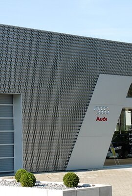 Refernzbild "Audizentrum"; geschickte Vorhangfassade aus Alu