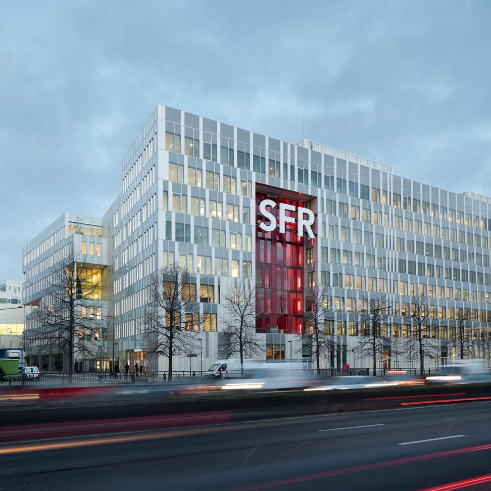 "Campus SFR"; modern aluminum facade | © Èric Sempé